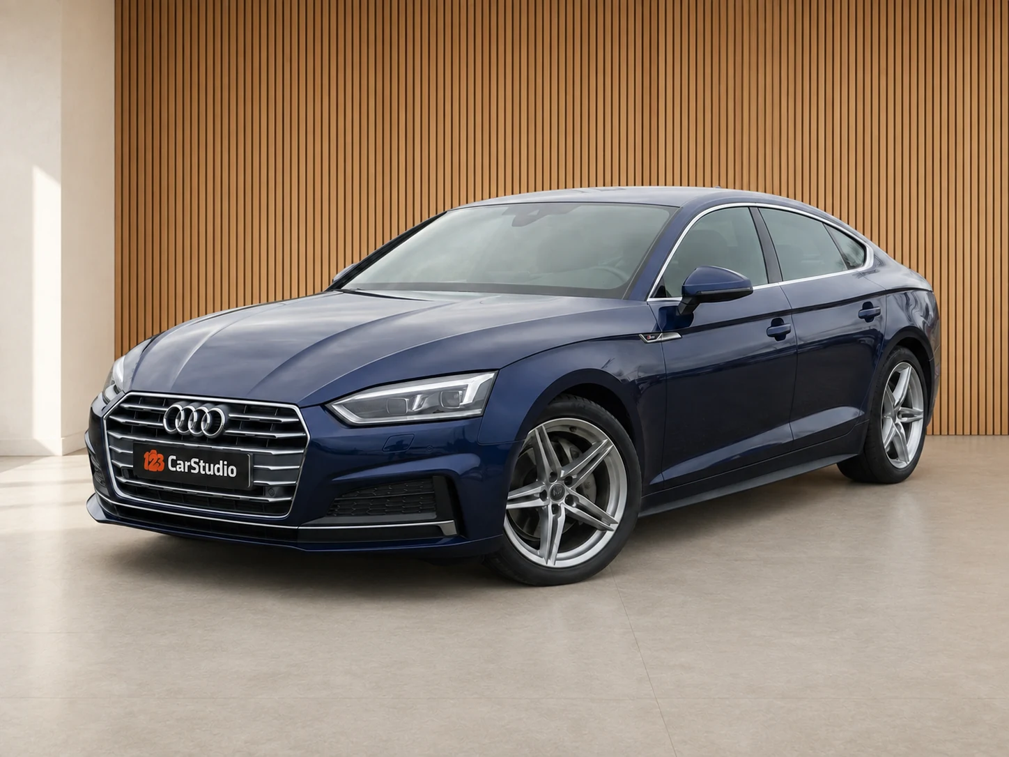 Voorbeeld: Audi A5 Sportback in een warme studio met houten lattenwand