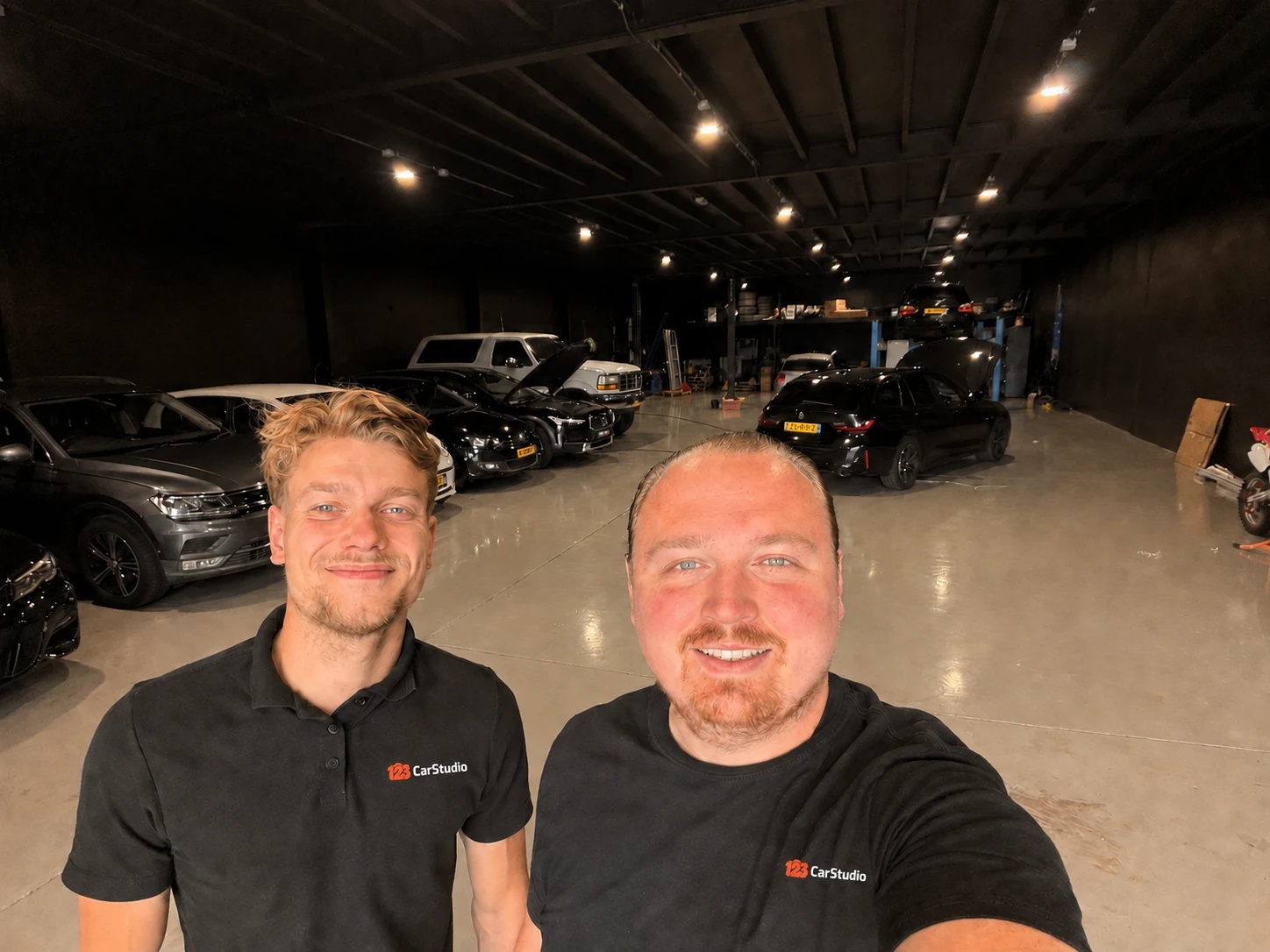 Pepijn Noort en Dylano Mulder in de werkplaats
